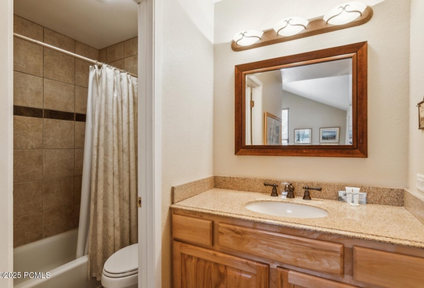 14_Upstairs-Bathroom_1800x1200_4232537