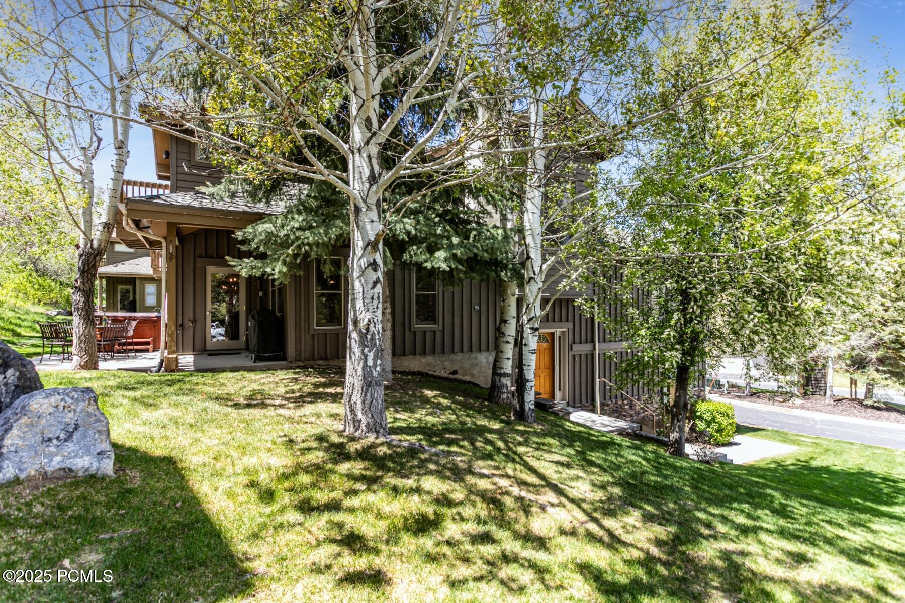 End unit with sprawling lawn