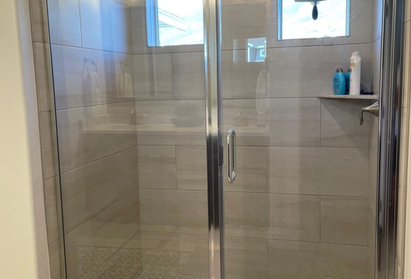 Upstairs En Suite Shower