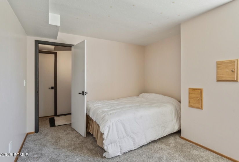32_Bedroom_1800x1200_4235606