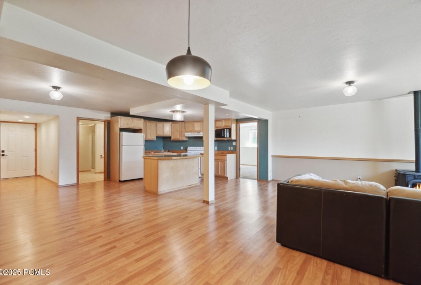 33_Familyroom-Dining_1800x1200_4235604