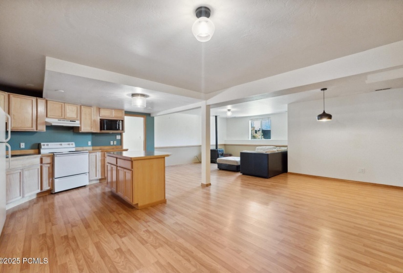 34_Familyroom-Kitchen_1800x1200_4235605