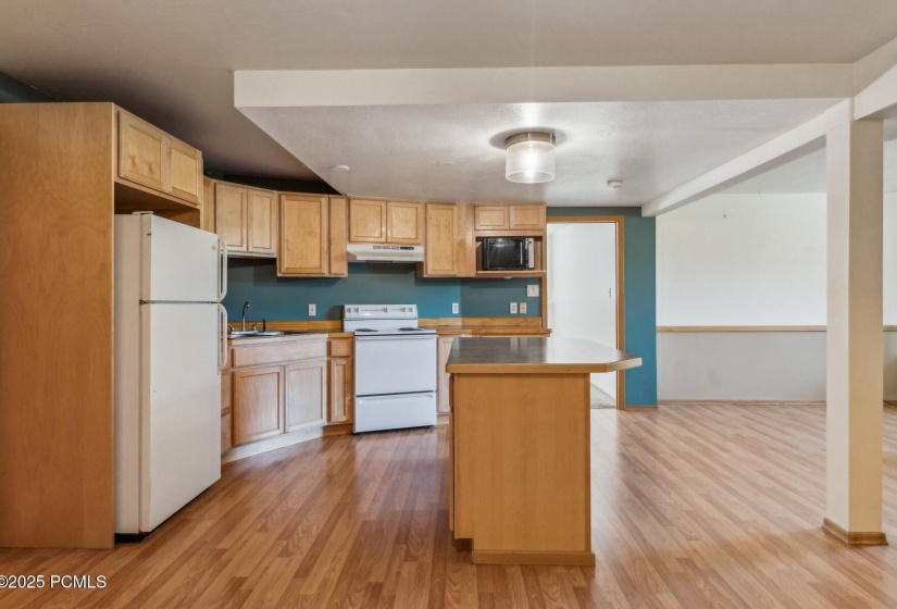 35_Familyroom-Kitchen_1800x1200_4235607