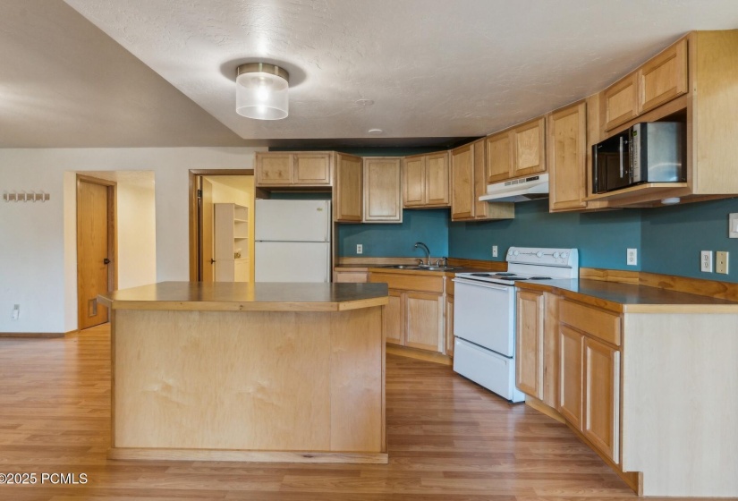 37_Familyroom-Kitchen_1800x1200_4235610