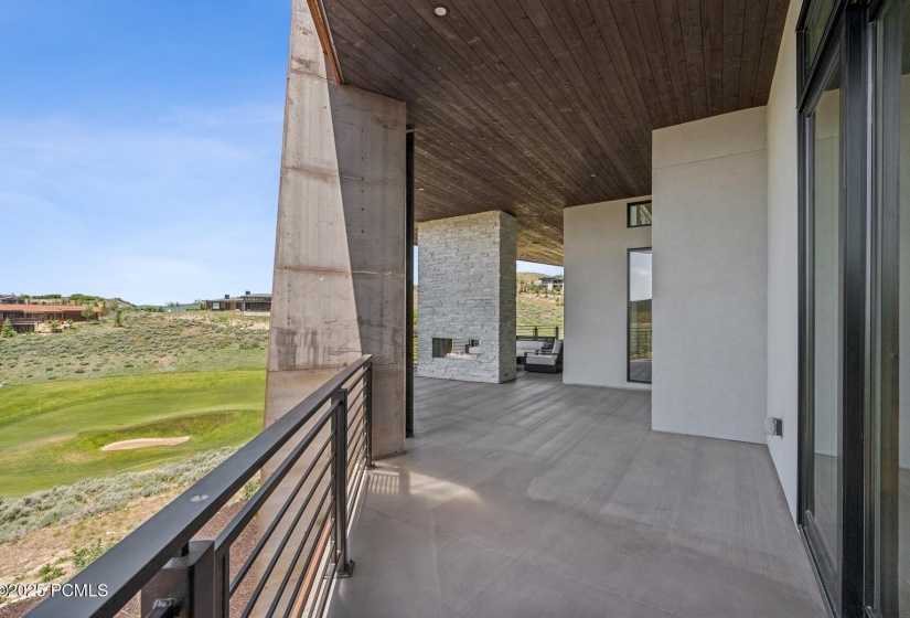51_Deck-Area_1800x1200_4239872