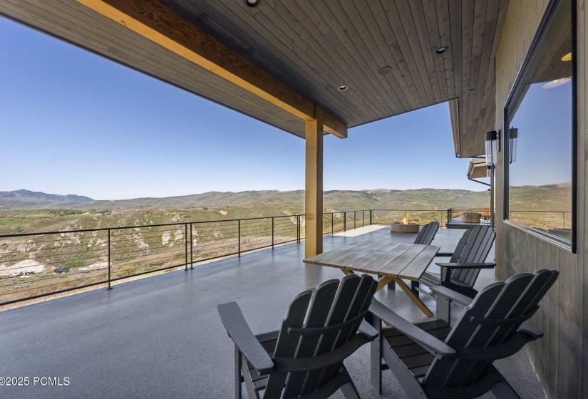 19_Deck-Area_1800x1200_4233045