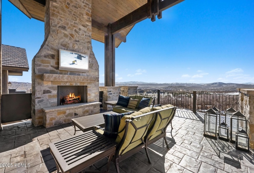 60_Deck-Area_1800x1200_4211877