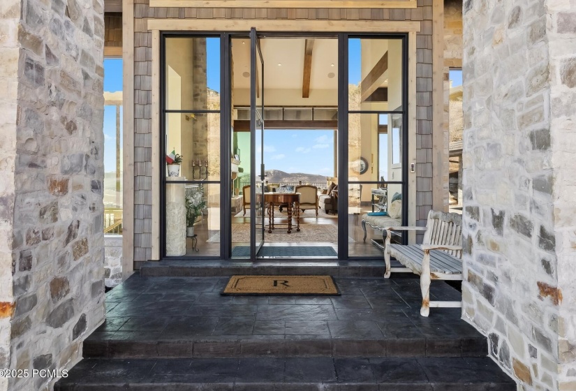 76_Front-Entry_1800x1200_4211891