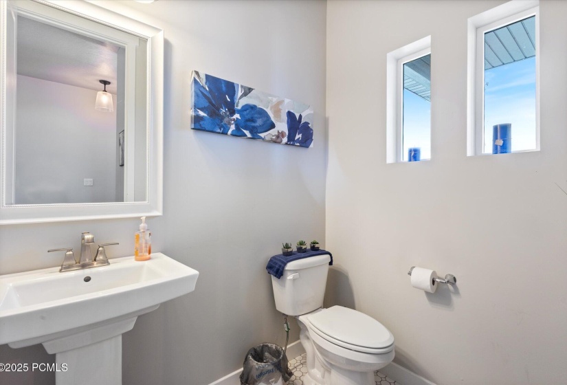 main level powder bath