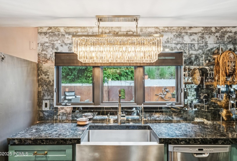 9_Kitchen-Dining_1800x1200_4245932