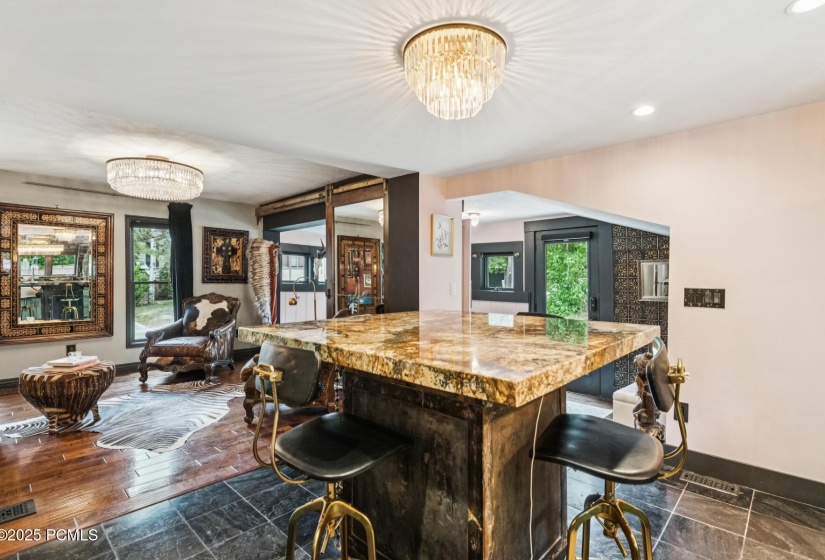 13_Kitchen-Dining_1800x1200_4245930