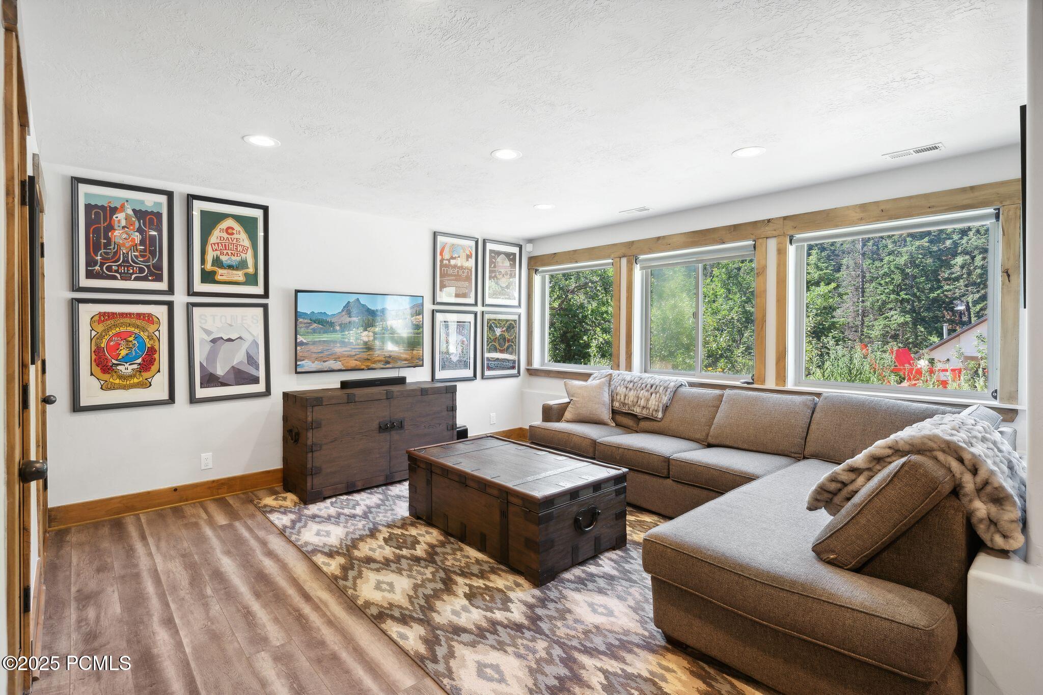 535 Crestview Dr_HDR020