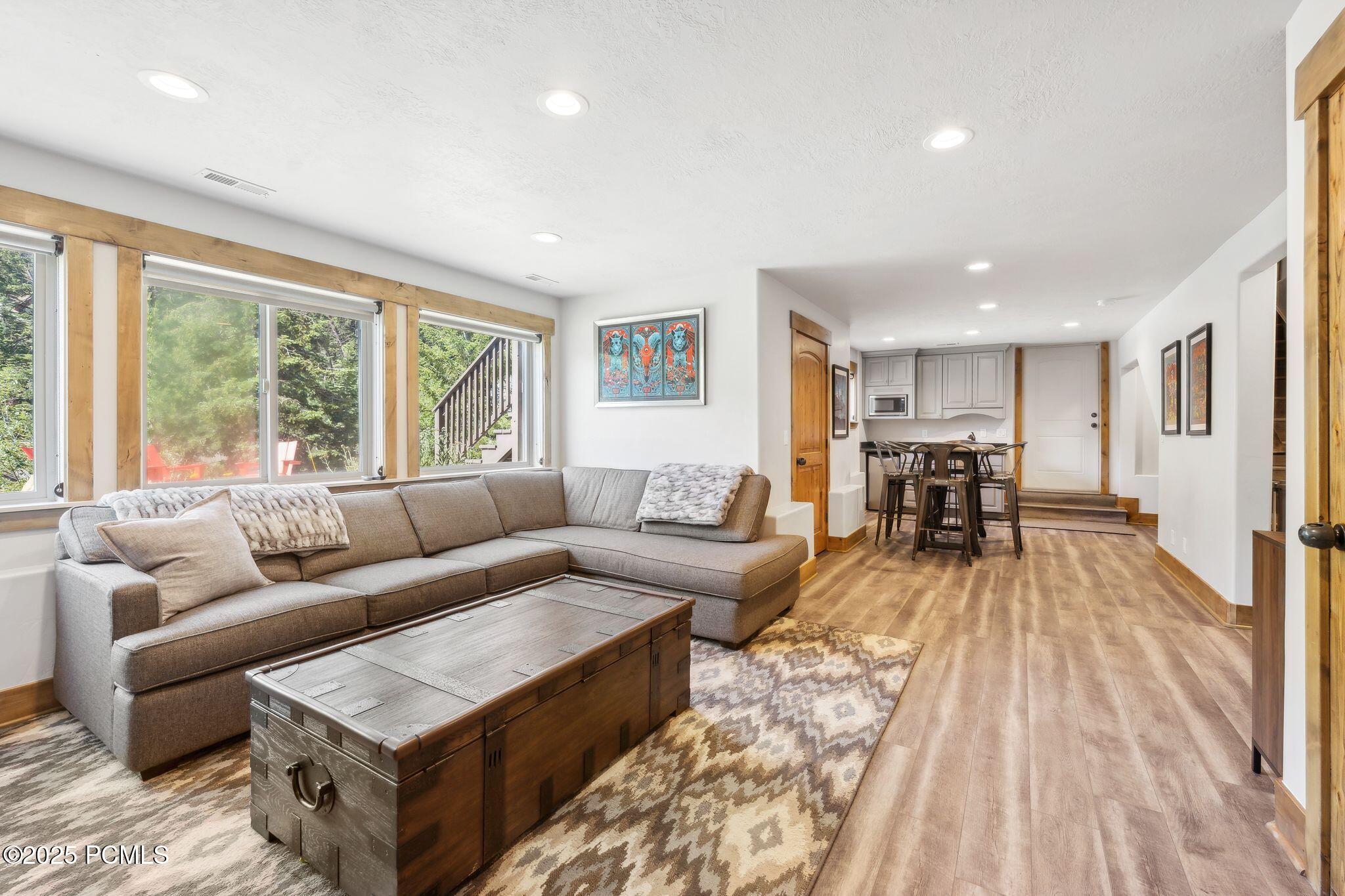 535 Crestview Dr_HDR021