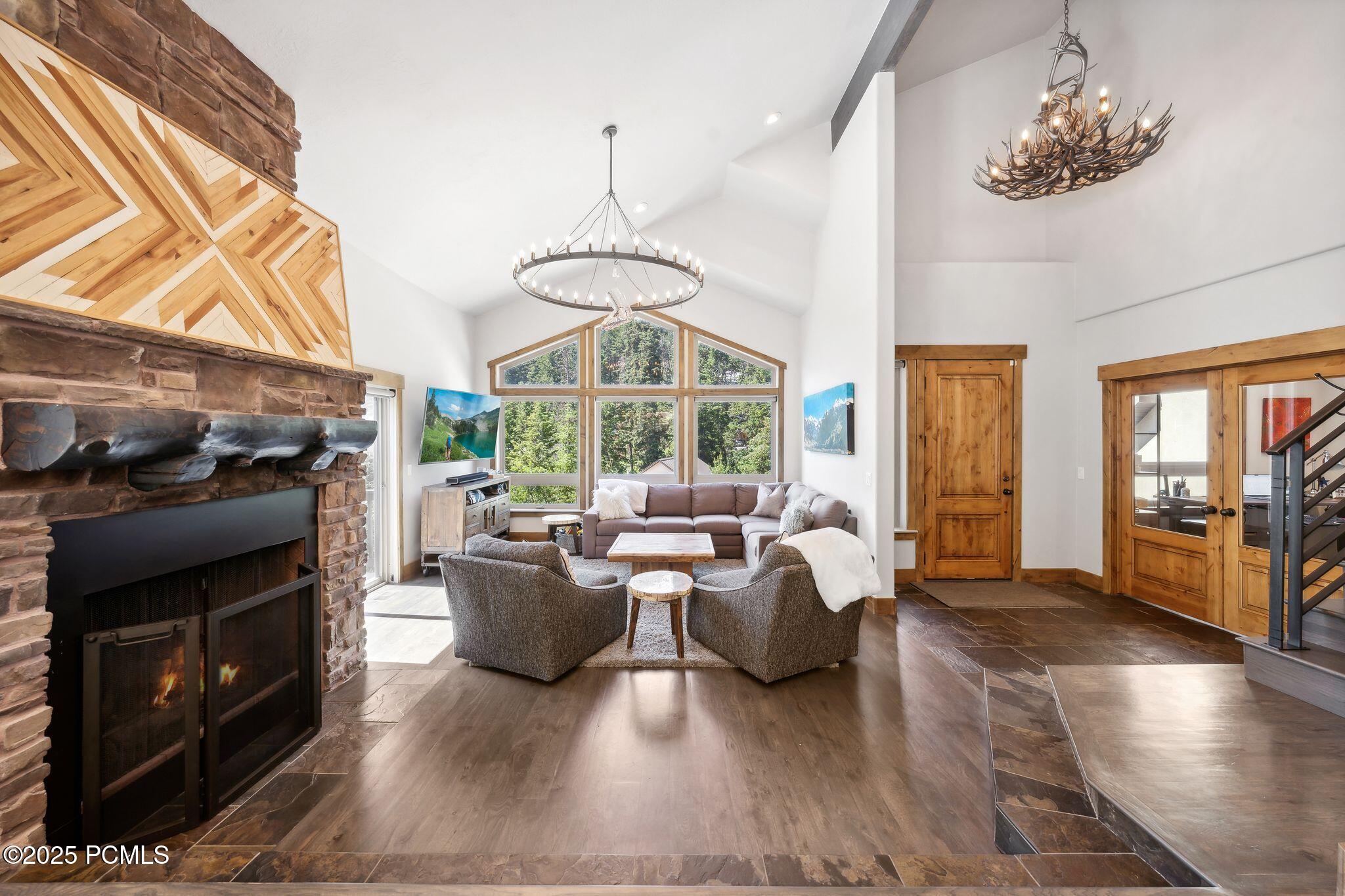 535 Crestview Dr_HDR033