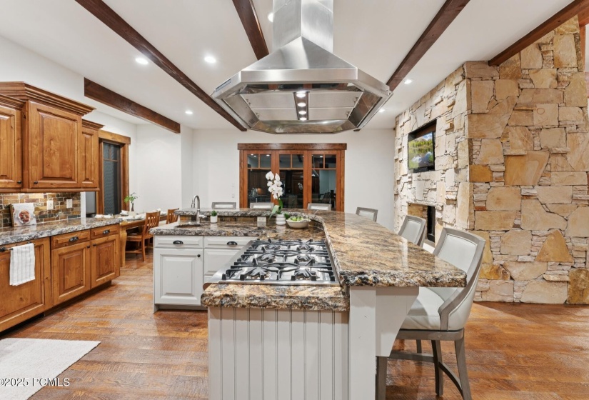 30_Kitchen-Evening_1800x1200_4249596