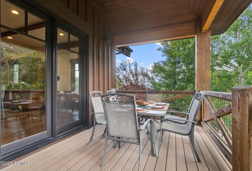 33_Outdoor-Dining_1800x1200_4249648