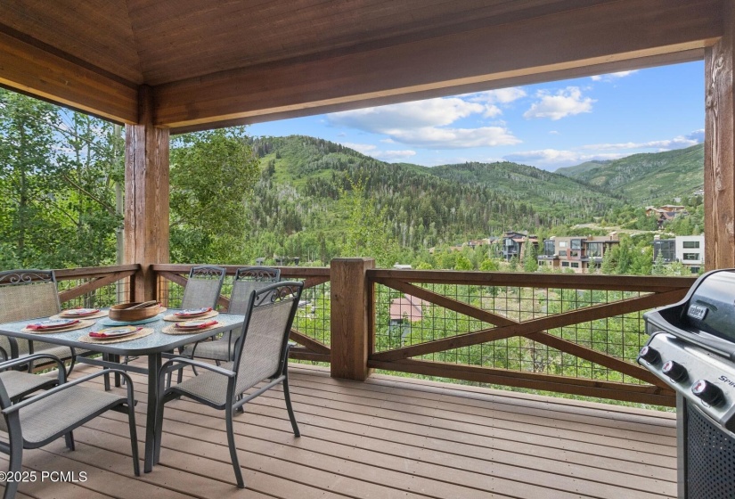 35_Outdoor-Dining_1800x1200_4249650