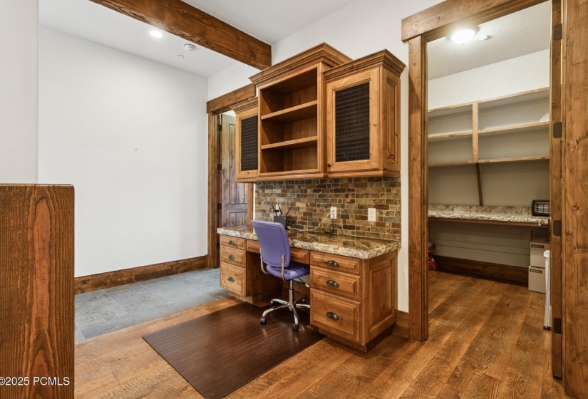 38_Desk-and-Pantry_1800x1200_4249652