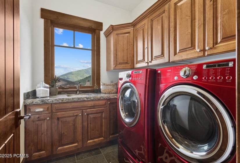 39_Main-Level-Laundry_1800x1200_4249655