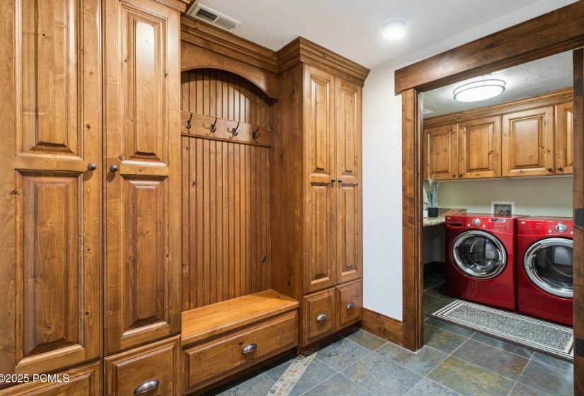 83_Lower-Level-Laundry_1800x1200_4249692