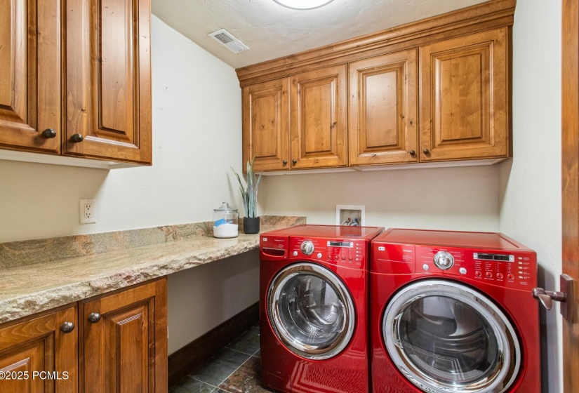 84_Lower-Level-Laundry_1800x1200_4249693