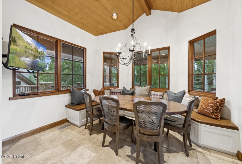 19_Breakfast-Nook_1800x1200_4249471