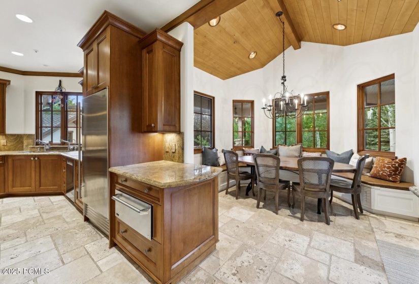 20_Breakfast-Nook_1800x1200_4249472