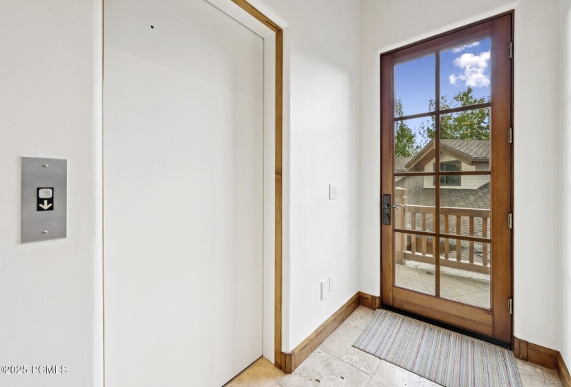 38_Entryway_1800x1200_4249476