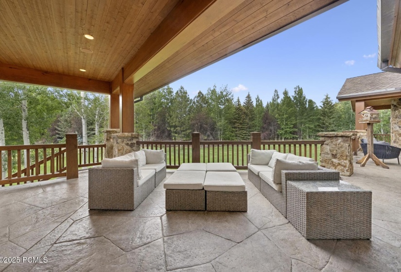 39_Deck-Area_1800x1200_4249477