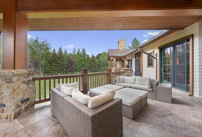 40_Deck-Area_1800x1200_4249478