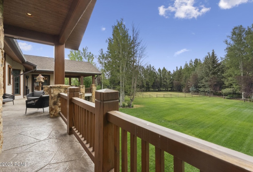 42_Deck-Area_1800x1200_4249479