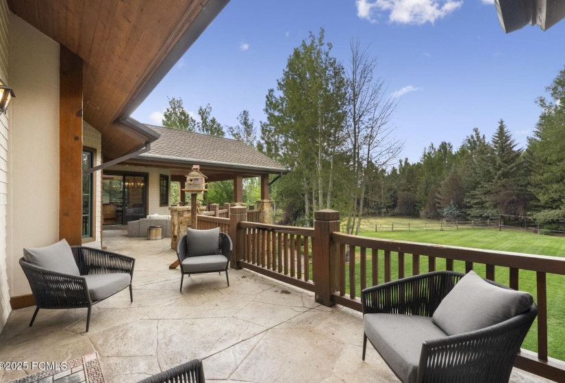 43_Deck-Area_1800x1200_4249481