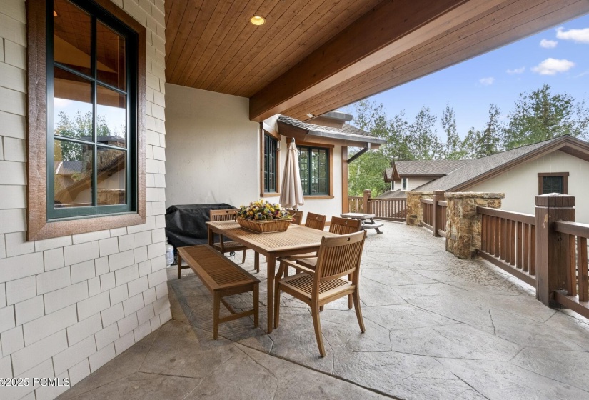 44_Deck-Area_1800x1200_4249482