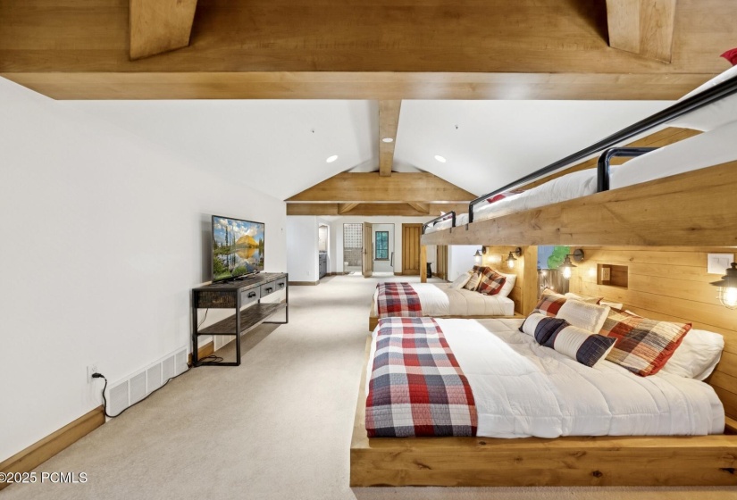 76_Bedroom_1800x1200_4249515