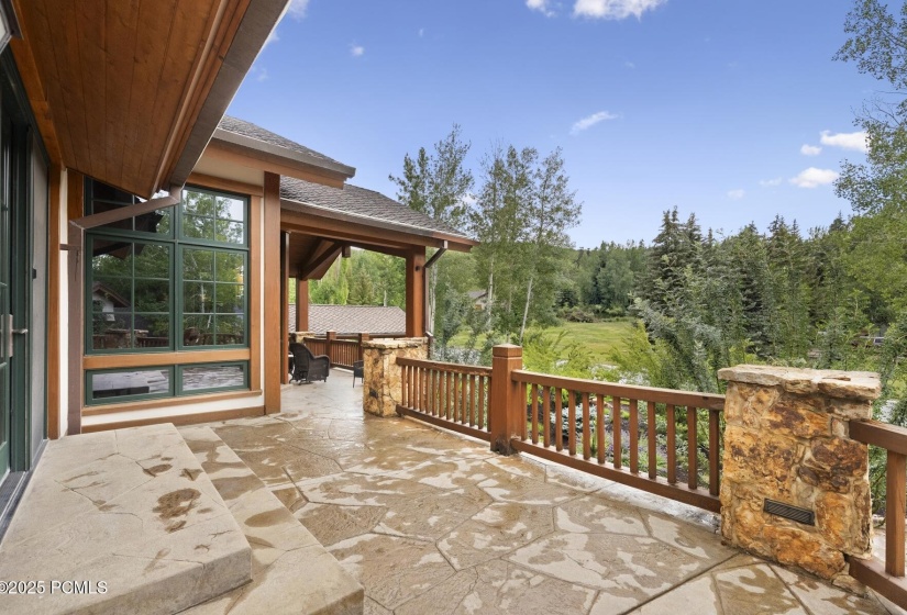 81_Deck-Area_1800x1200_4249520