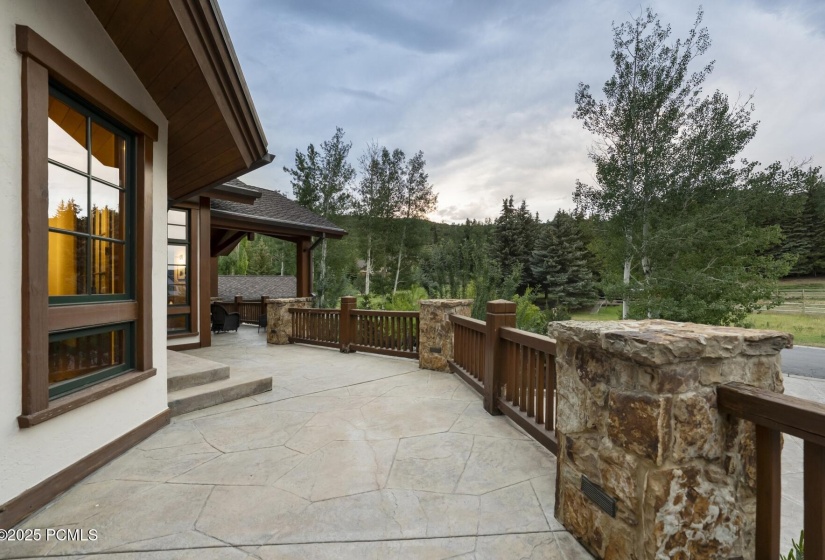 86_Deck-Area_1800x1200_4249525