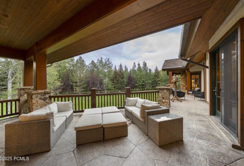 90_Deck-Area_1800x1200_4249529