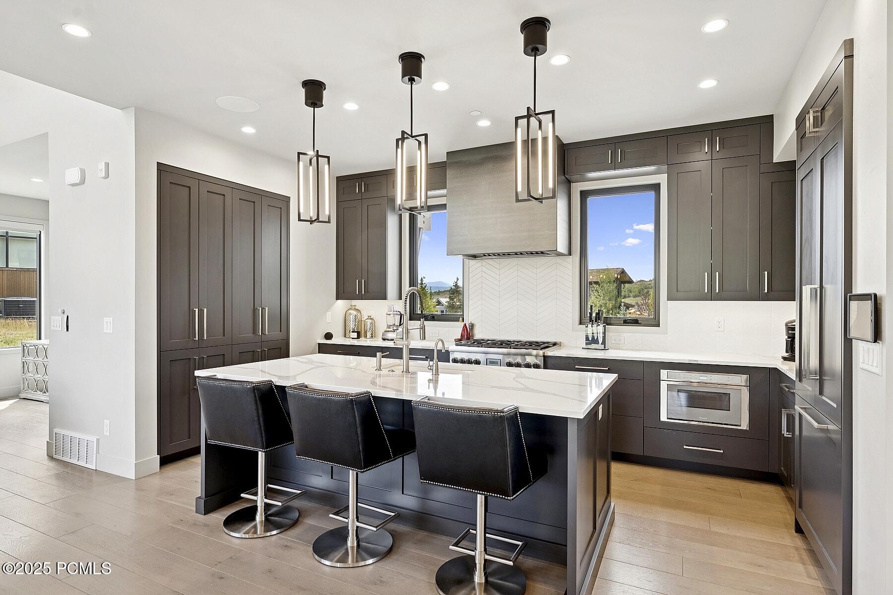 34_Kitchen-Dining_1800x1200_4256499_a