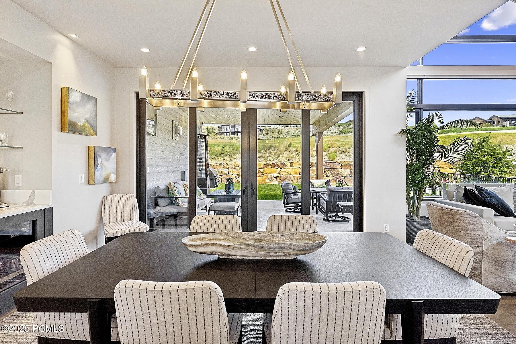 41_Kitchen-Dining_1800x1200_4256508_a