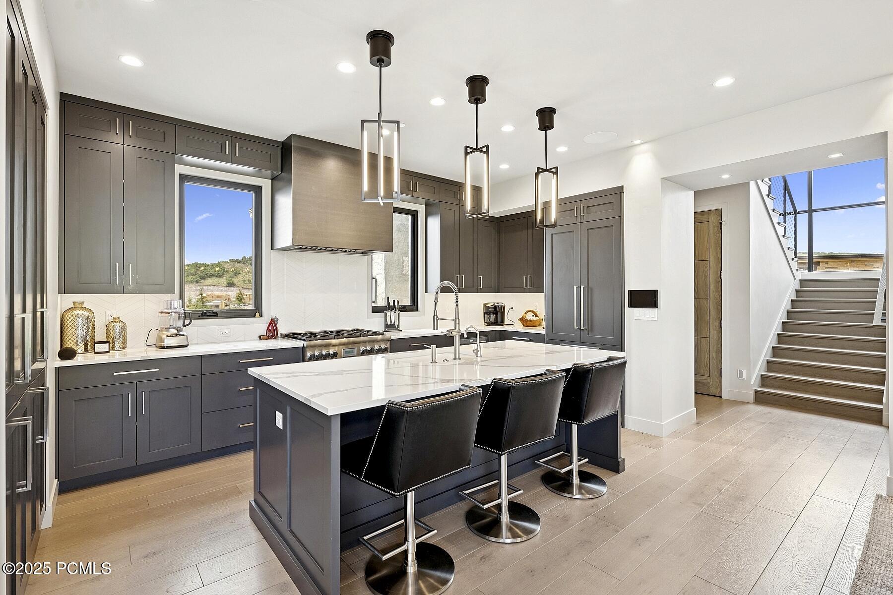 38_Kitchen-Dining_1800x1200_4256504_a