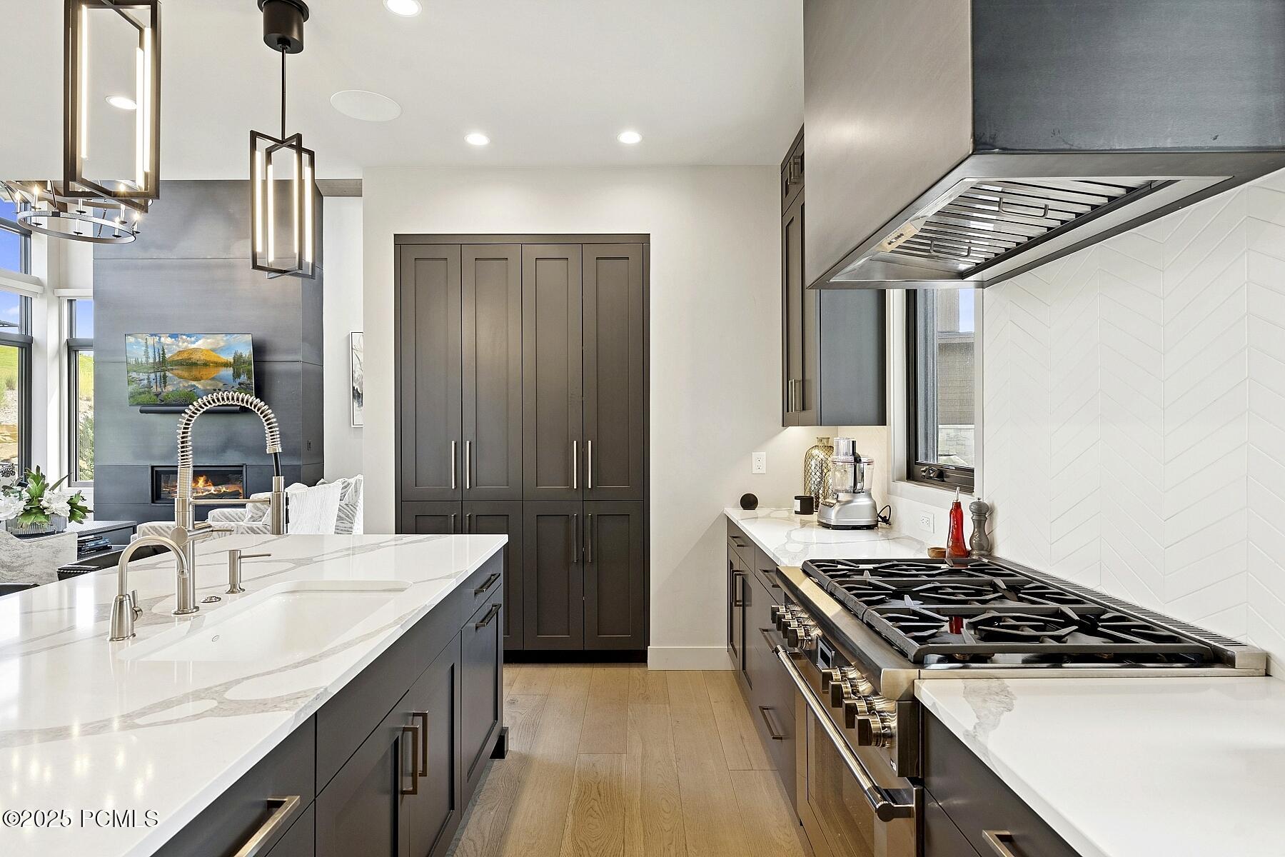 39_Kitchen-Dining_1800x1200_4256505_a
