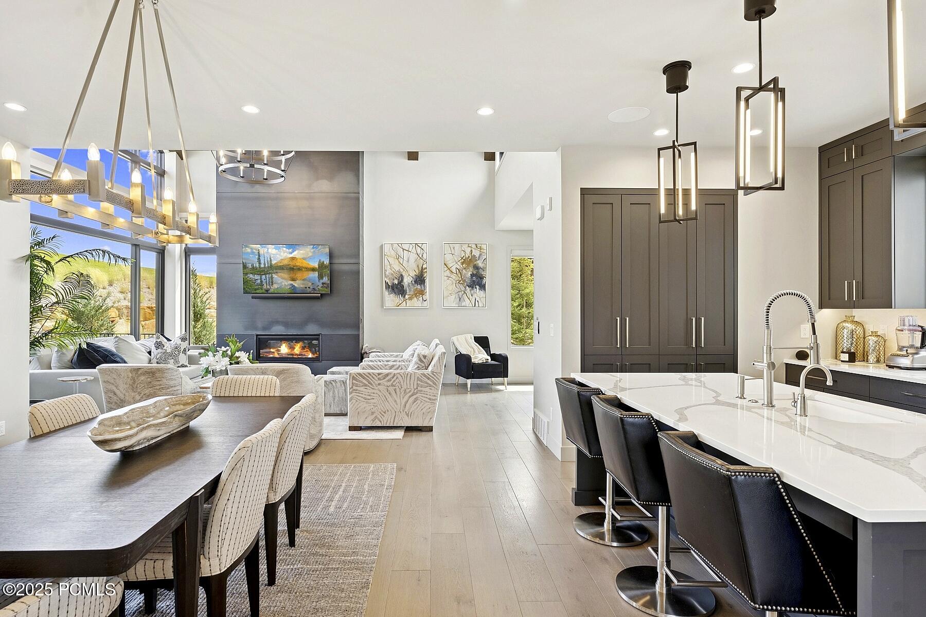 28_Kitchen-Dining_1800x1200_4256500_a