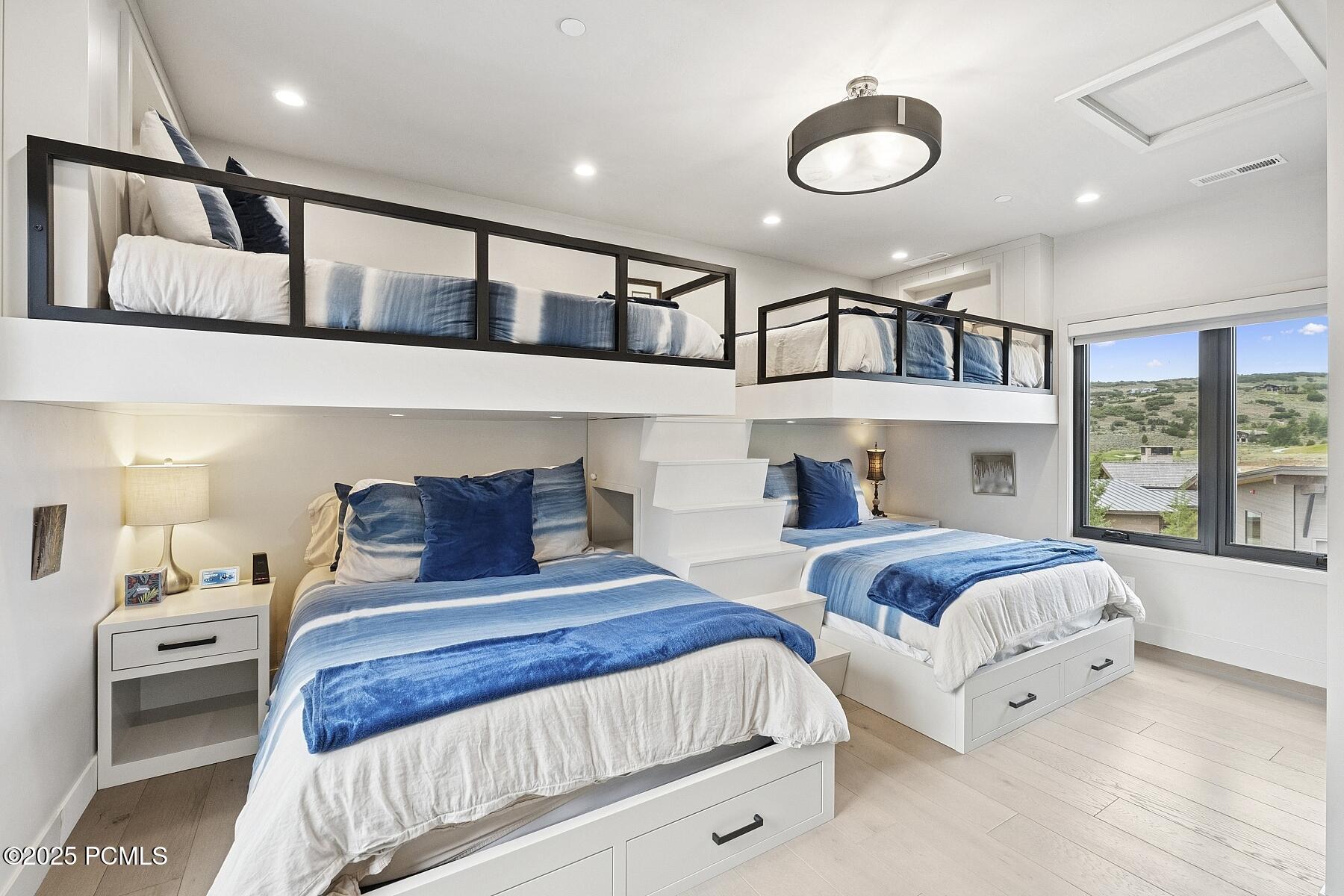 49_Bedroom_1800x1200_4256522_a