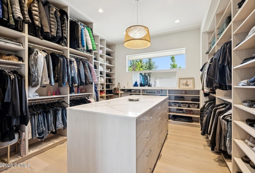 40_Walk-In-Closet_1800x1200_4247121