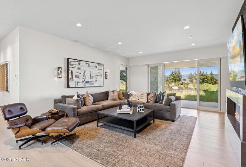 46_Lower-Livingroom_1800x1200_4247127