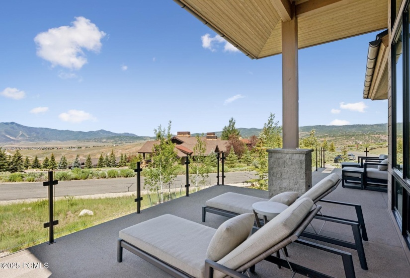 68_Deck-Area_1800x1200_4247179