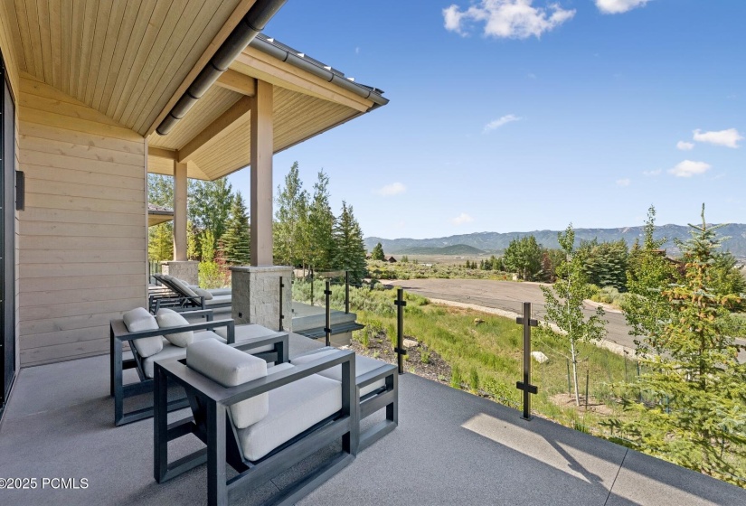 72_Deck-Area_1800x1200_4247194
