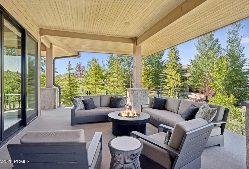 73_Deck-Area_1800x1200_4247196