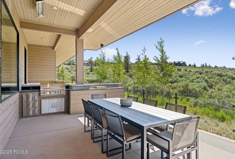 75_Deck-Outdoor-Dining_1800x1200_4247198