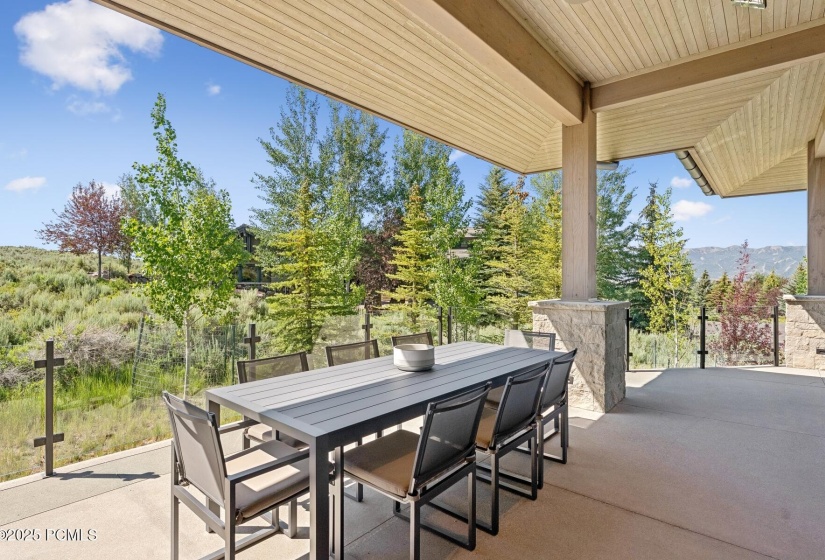 76_Deck-Outdoor-Dining_1800x1200_4247199
